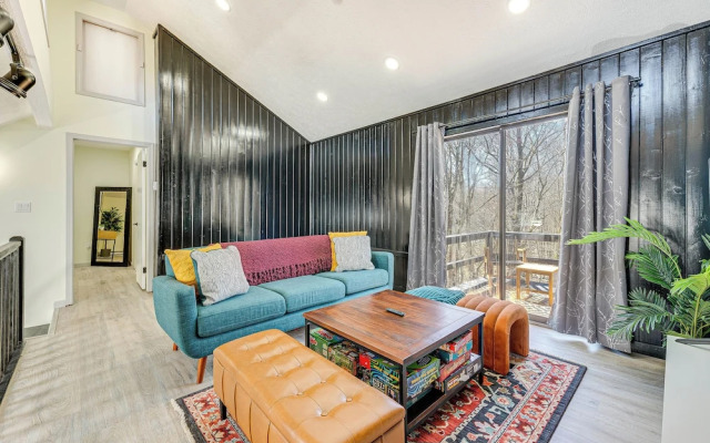 Lake & Pool Access: Poconos Retreat in Tobyhanna!