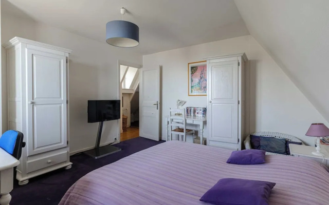 The Benervilloise Villa With its Feet in the Water