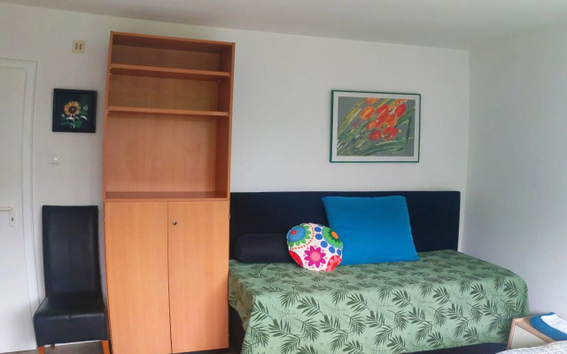 Uni, FH, Gesundheits Campus nähe, Zimmer mit Garten & Terrasse