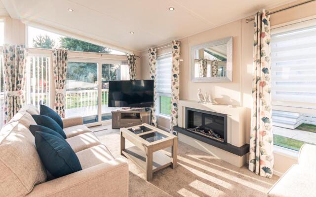 Woodland Jewel Lodge with Hot Tub