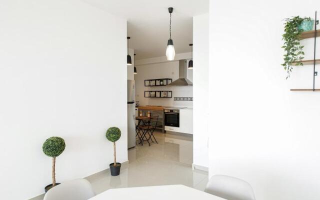 Luxury apartment with Sea View by Airsuite