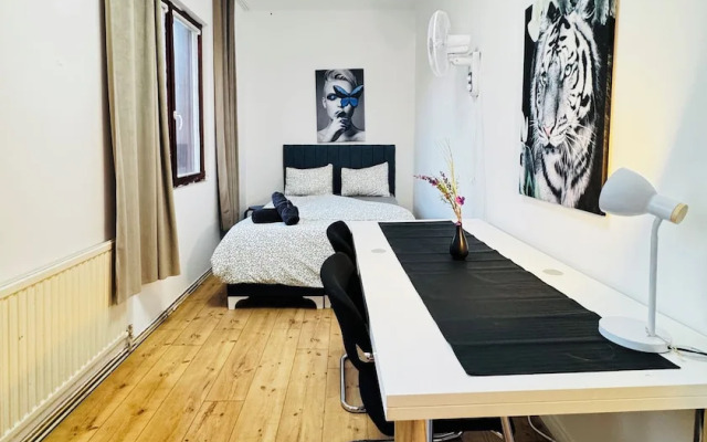 Cozy House  Terrace &Garden  Sleeps 34