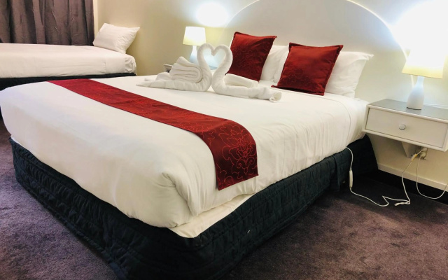 Alcamo Hotel & Conference Centre – Guest Rooms – Hamilton