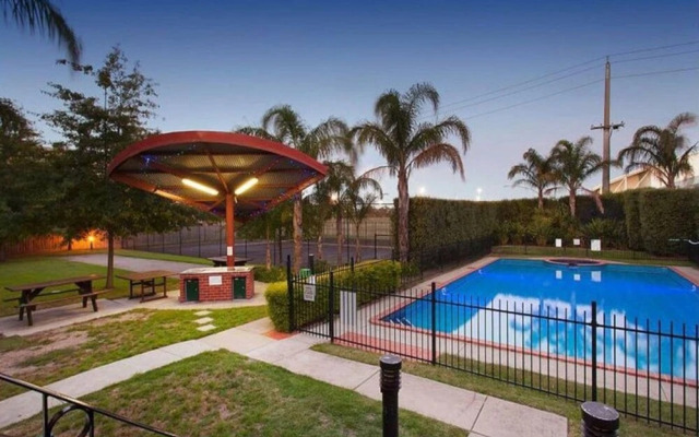 3 Bedroom Getaway in Trendy Thornbury