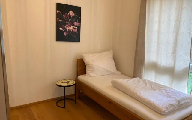 Modern apartment near city center - garden