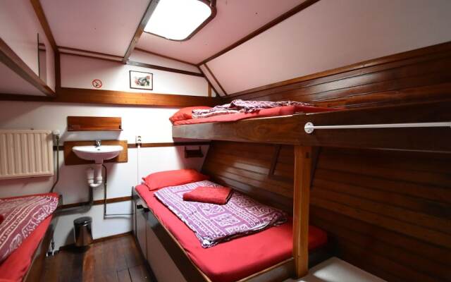Lovely Boat in Rotterdam With Private Terrace