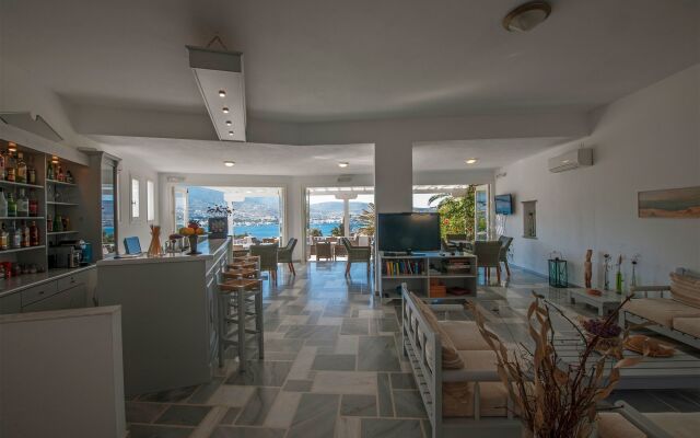 Akrotiri Hotel