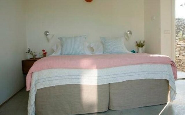 Kamaroti Suites Hotel