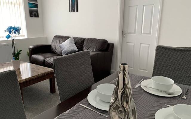 Large 5 Bed House / Wolverhampton + Parking