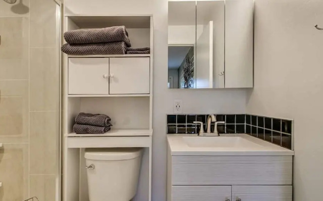 Charming Mid Town Guest House W/private Patio!