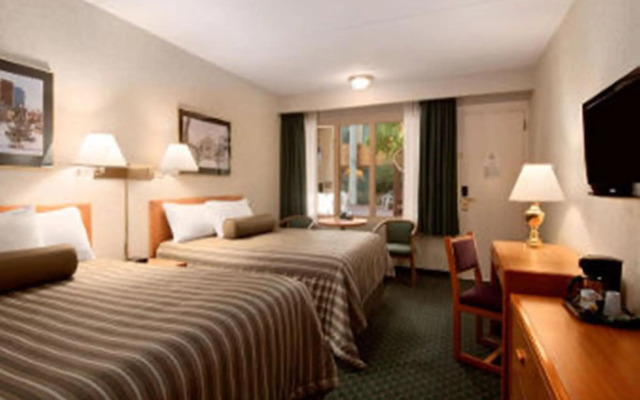 Travelodge by Wyndham Winnipeg East