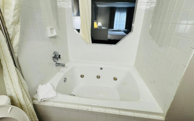 Econo Lodge Inn & Suites Monroe