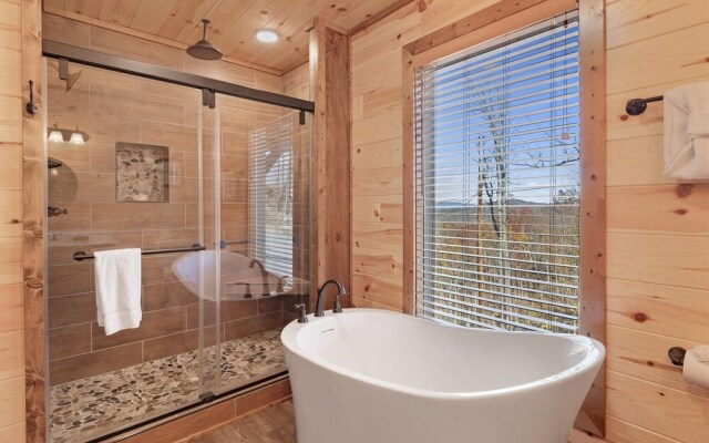 Smokey Treats 5 Bedroom Cabin by RedAwning