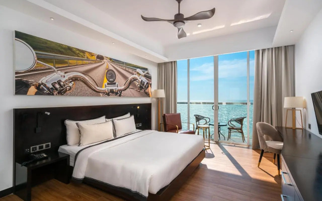 Rainbow Beach Hotel