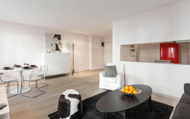 Stylish white 4 ppl apartment in City center