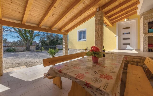 Nice Home in Liznjan With Wifi and 3 Bedrooms