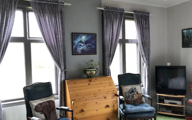 2-bed Apartment Overlooking the River