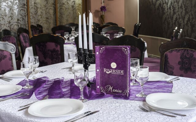 Riverside Hotel
