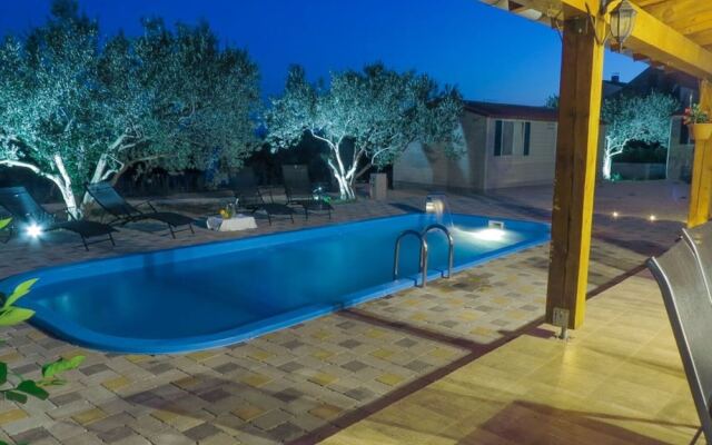 Enticing Mobile Home in Pakoštane With Swimming Pool