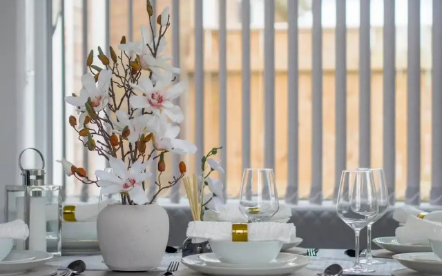 Stylish 4 Bed Apartment- Private Garden & Sleeps 8
