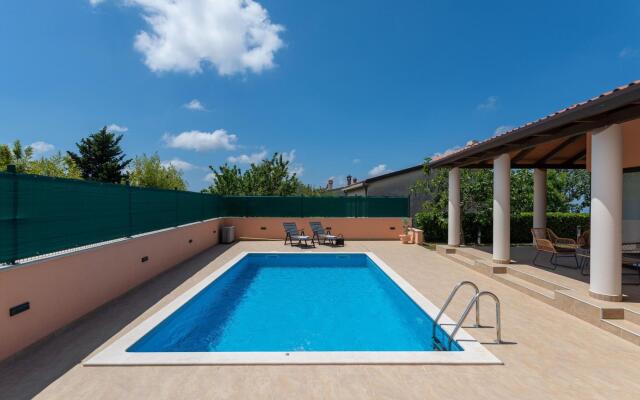 Lovely Holiday Home With Pool,covered Terrace and Outdoor Kitchen