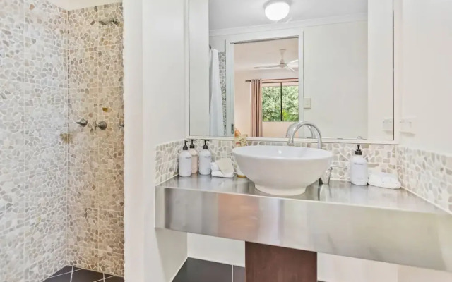 Palm Cove Studio Pools Spa Bar