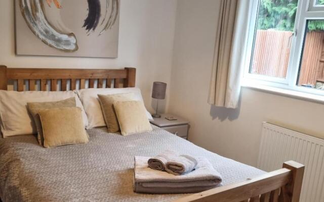 Spacious one bedroom apartment with private garden