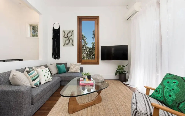 Historic 1890s House With Terraced Backyard Deck H346