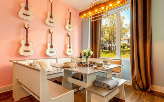 Elvis-themed 13 Beds Rooftop City Views