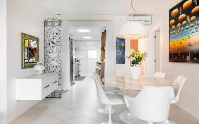 Apartamento com 4 suítes pé na areia