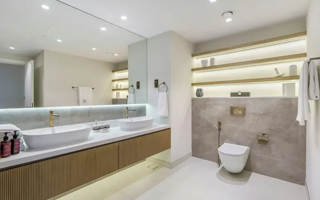 3BR Apt w Direct access to Nakheel Mall