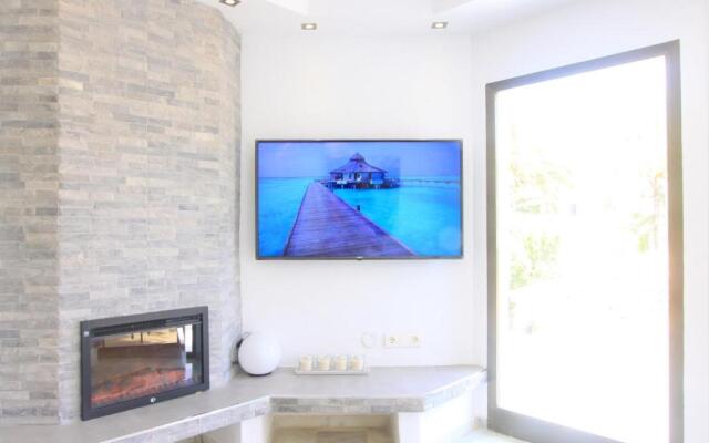 1093 modern beach apartment , huge terrace , bbq