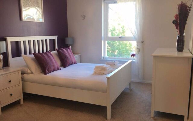 3 Bedroom Flat Near City Centre With Parking