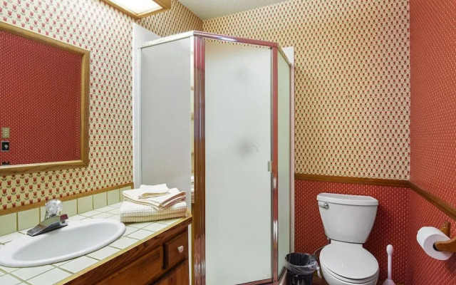 Relax Inn Close to Attractions Galore!