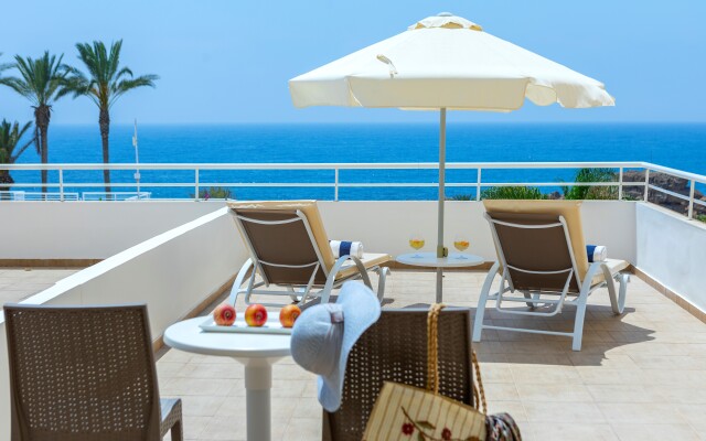Queen's Bay Hotel