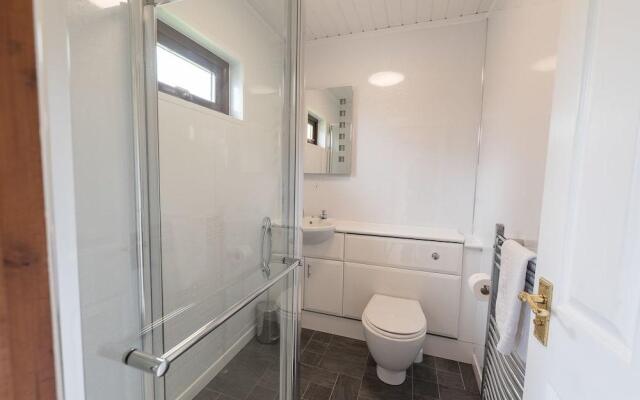 Conifer Lodge 8 With Hot Tub, Newton Stewart