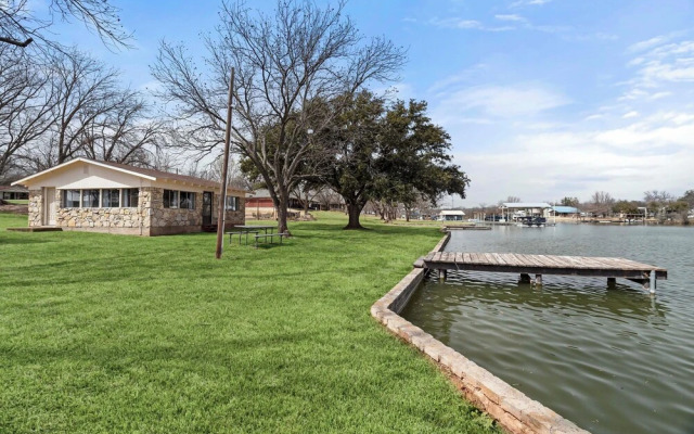 Lakefront Cabin + Guest House Near Granbury Square