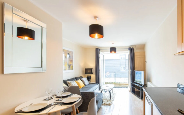 Velvet 1-bedroom Apartment With Balcony, Hoddesdon