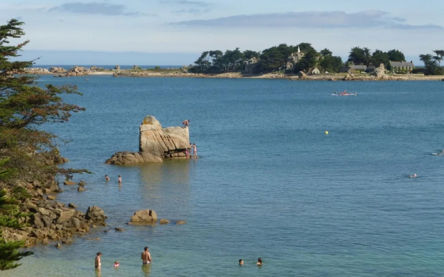 Spacious House Near Pink Granite Coast