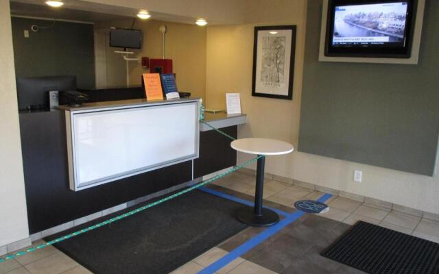 Travelodge by Wyndham Lansing