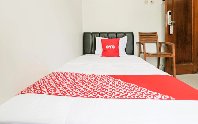 Hotel O Tamansari Guest House – Guest Rooms – Surakarta