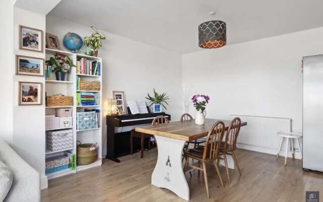 Beautiful 4-bed House With Countryside Views