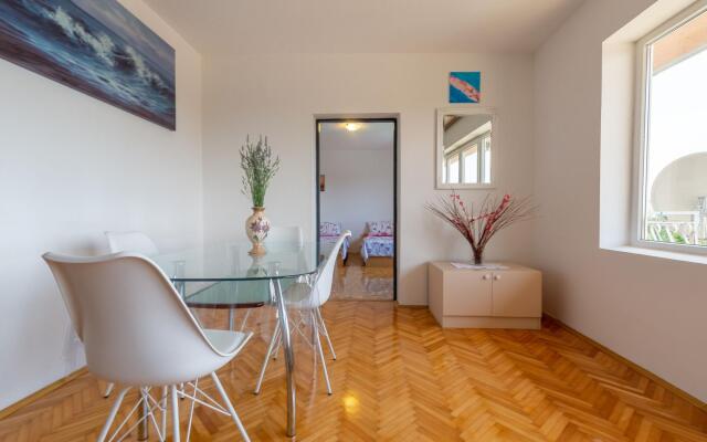 Beautiful Holiday Home in Lisicic