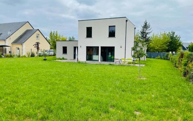 Contemporary house with garden in Saint-Cyr-sur-Loire