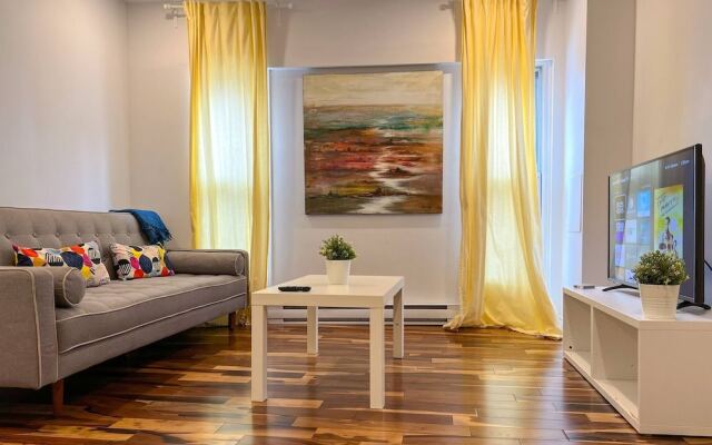 Chic Townhome With Garage Dt Mtl