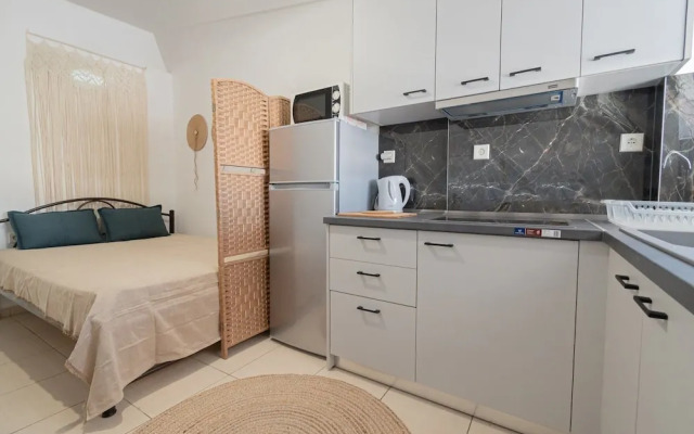 Tommy Seafront No 4 by Rentalspro - Nea Flogita