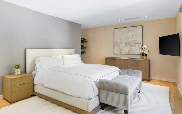 Luxury Hollywood Hills Home With Pool, Outdoor Dining & Iconic Views Skyline Chalet