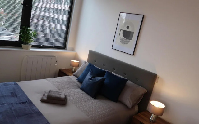 Cosy Apartment in Old Trafford With Parking Space