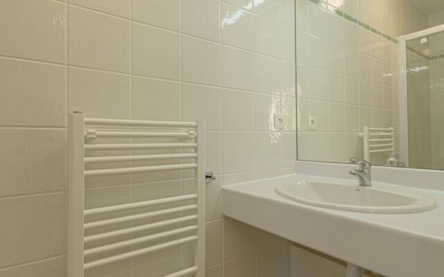 Modern Villa in Saumane-de-Vaucluse with Swimming Pool