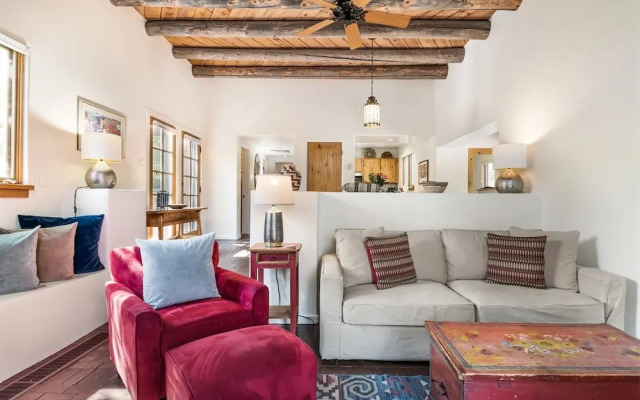 Old Santa Fe Trail - Walk Everywhere, Kiva Fireplace, Amazing Natural Light